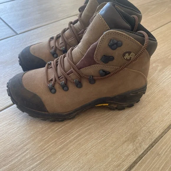 Merrel women's brown hiking Boots - Picture 1 of 8